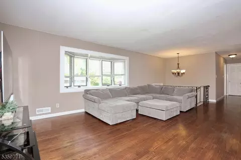 60 Furman Dr, Wayne, NJ 07470 photo 4