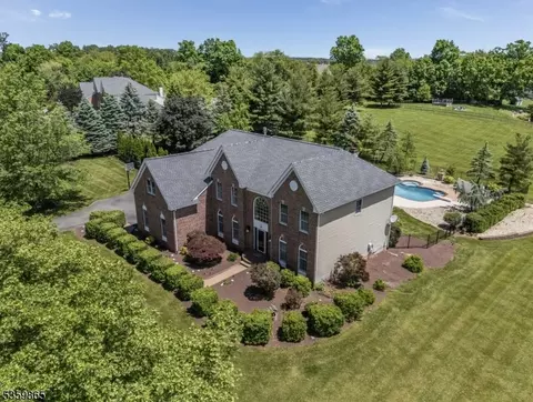 28 Lavada Ln, Ringoes, NJ 08551