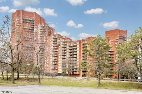 1608 Harmon Cove Tower #1608, Secaucus, NJ 07094