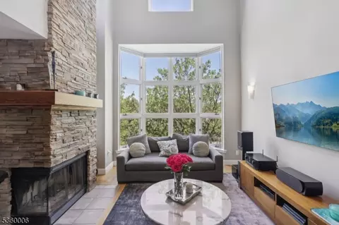 310 Hancock Ct, Edgewater, NJ 07020