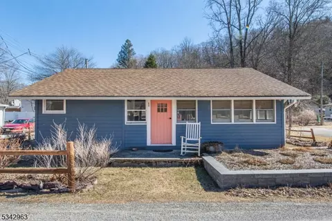 1 E Shore Trl, Sandyston, NJ 07826