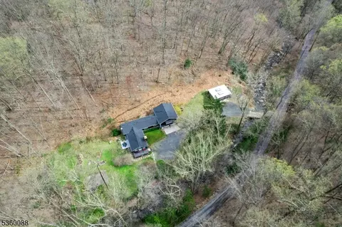 8 Boulder Hill Rd, Tewksbury Twp, NJ 07830