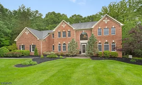 9 Oakridge Rd, Annandale, NJ 08801