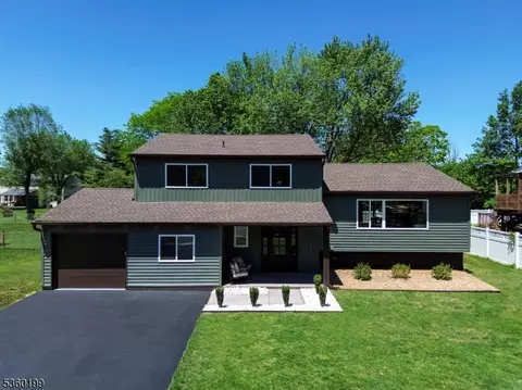 6 Kory Dr, Kendall Park, NJ 08824