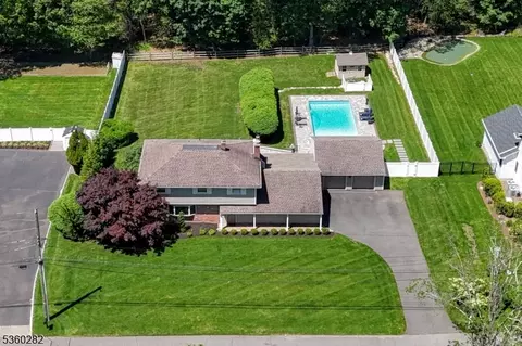 789 Charnwood Dr, Wyckoff, NJ 07481