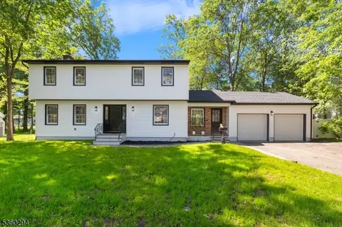 17 New England Dr, Lake Hiawatha, NJ 07034