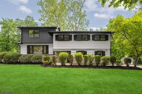 9 Stonehedge Ln #1, Madison, NJ 07940