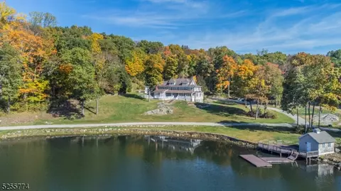 1 Brook Valley Ter, Kinnelon, NJ 07405