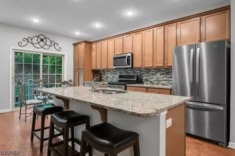 18 Brompton Pl, Randolph, NJ 07869