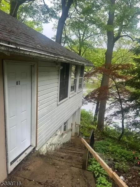 61 Goldfinch Ln, West Milford Twp, NJ 07421