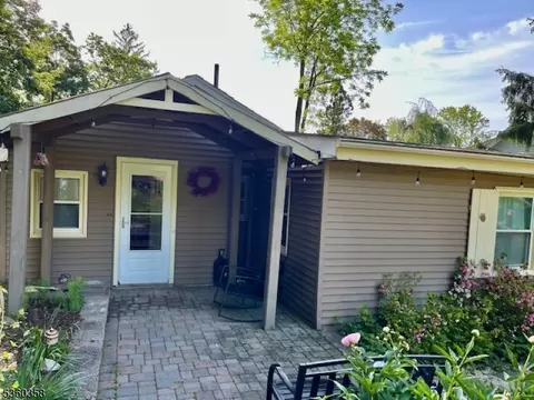 27 Whitewood Dr, Morris Plains, NJ 07950
