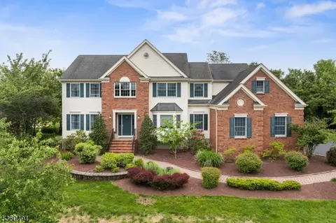 31 Horseshoe Dr, Hillsborough, NJ 08844