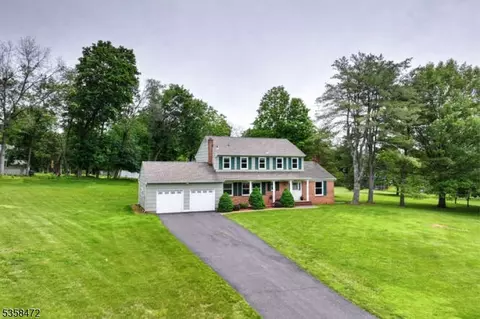 18 Blue Jay Ct, Somerville, NJ 08876