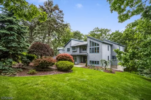 33 Willowbrook Dr, Caldwell, NJ 07006