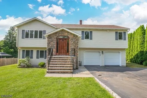36 Bellows Ln, Towaco, NJ 07082