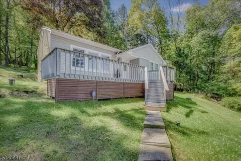 4 Hillside Ter, Green Twp, NJ 07821
