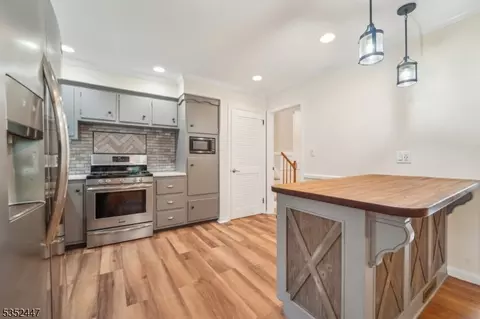 7 Swan Ter, Wayne, NJ 07470 photo 6
