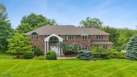 14 Blue Cliff Dr, Lebanon, NJ 08833