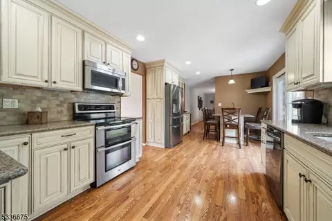 6 Cambridge Ct, Mount Olive, NJ 07828