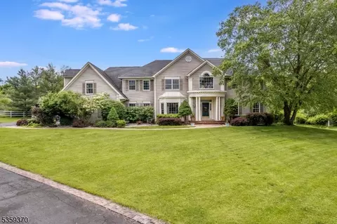 11 Winding Way, Chester, NJ 07930