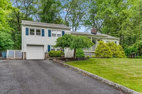 4 Highland Ct, Morris Plains, NJ 07950