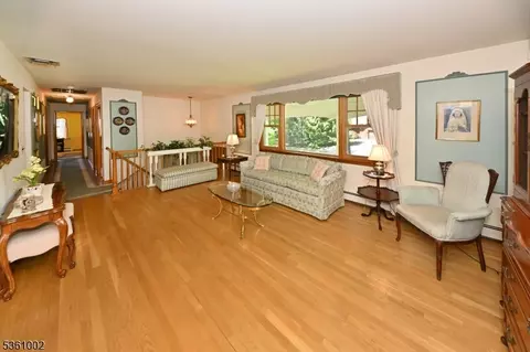 10 Lyncrest Dr, Paramus, NJ 07652 photo 6