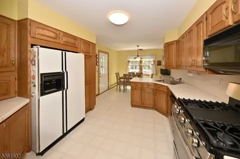10 Lyncrest Dr, Paramus, NJ 07652 photo 9