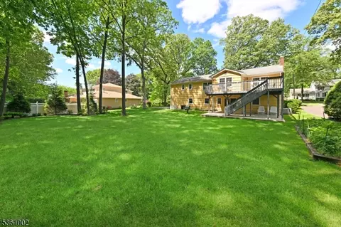 10 Lyncrest Dr, Paramus, NJ 07652 photo 3