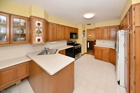 10 Lyncrest Dr, Paramus, NJ 07652 photo 10