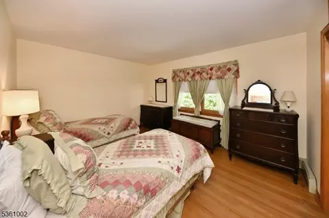 10 Lyncrest Dr, Paramus, NJ 07652 photo 12