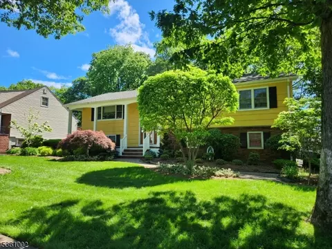 10 Lyncrest Dr, Paramus, NJ 07652 photo 2