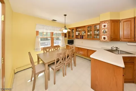 10 Lyncrest Dr, Paramus, NJ 07652 photo 11