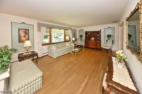 10 Lyncrest Dr, Paramus, NJ 07652 photo 5