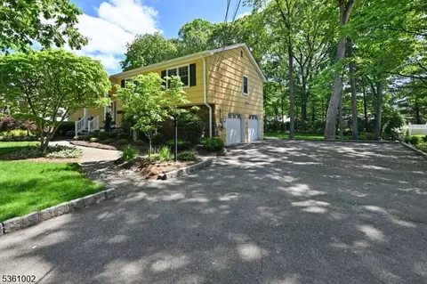 10 Lyncrest Dr, Paramus, NJ 07652 photo 41