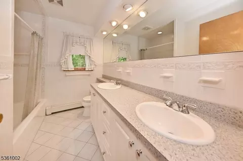 10 Lyncrest Dr, Paramus, NJ 07652 photo 17