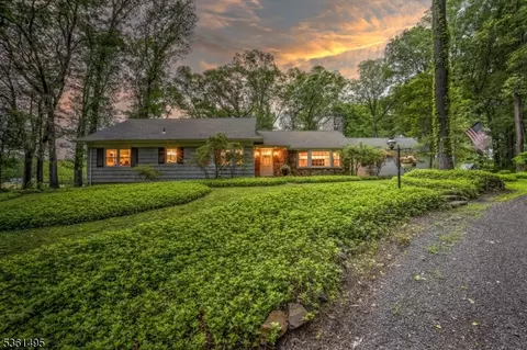 15 Dogwood Dr, Annandale, NJ 08801