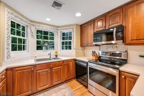498 Pines Lake Dr, Wayne, NJ 07470 photo 9