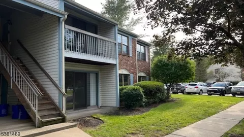 42 Crabapple Ln, Franklin Park, NJ 08823