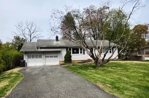 17 Hilltop Cir, Whippany, NJ 07981
