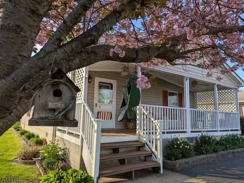 4 Stone Hill Ln, Belvidere, NJ 07823