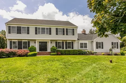 5 Oak Ridge Dr, Belle Mead, NJ 08502