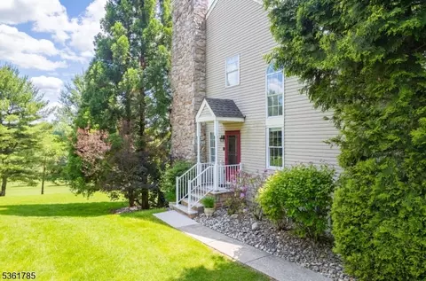 20 Pinehurst Dr, Washington, NJ 07882