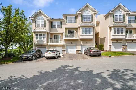 86 Lakeview Ct #86, Pompton Lakes, NJ 07442
