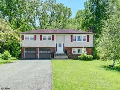 30 Henrietta Dr, Fairfield, NJ 07004