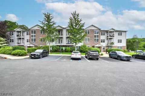 64 Mountainview Ct, Riverdale, NJ 07457