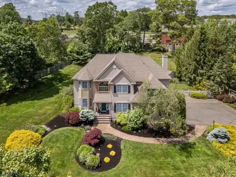 9 Blue Bird Ct, Randolph, NJ 07869