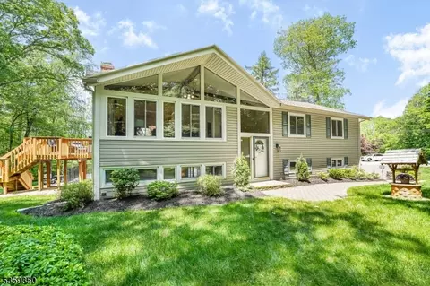 31 Sherwood Ct, Newfoundland, NJ 07435