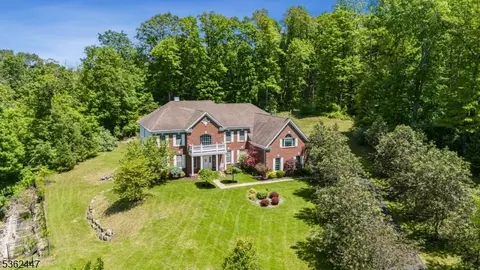 8 Limekiln Ct, Green Twp, NJ 07821