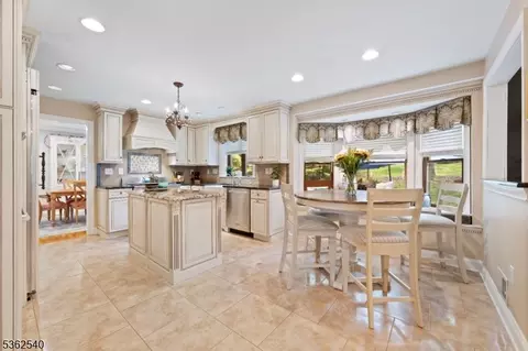 4 Dogwood Dr, Hillsborough, NJ 08844