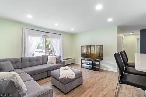 9 Norwich Pl, Somerset, NJ 08873